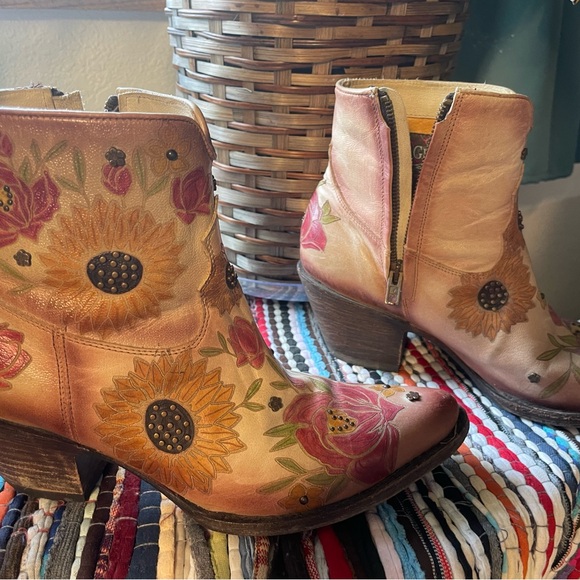 Cute Cowgirl Floral Leather Boots - Picture 4 of 8